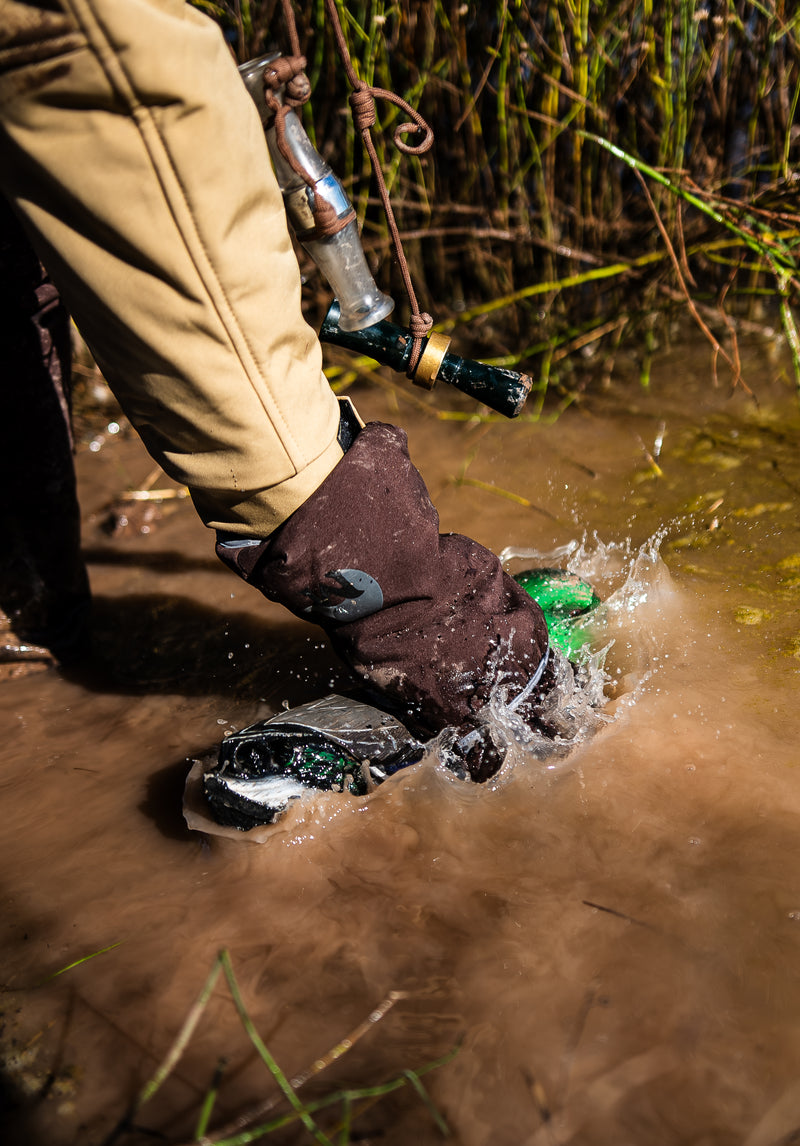 Load image into Gallery viewer, LH₂OCKOUT Calling Gloves
